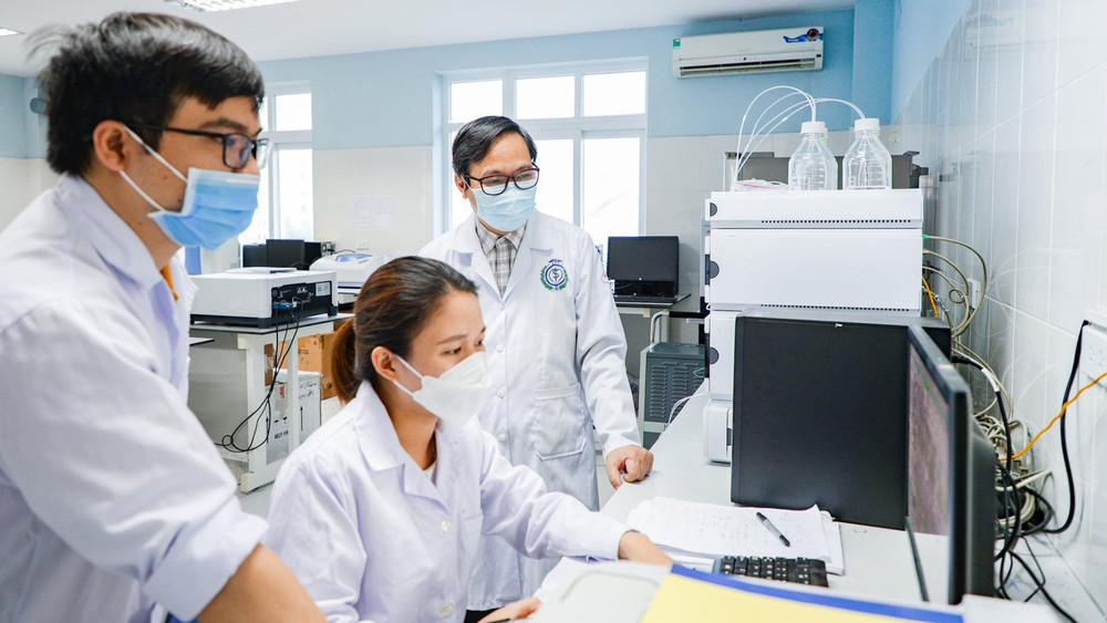 Hoạt động nghiên cứu tại phòng thí nghiệm Trường đại học Y Dược, Đại học Quốc gia Hà Nội. (Ảnh: DIỆP NGỌC)