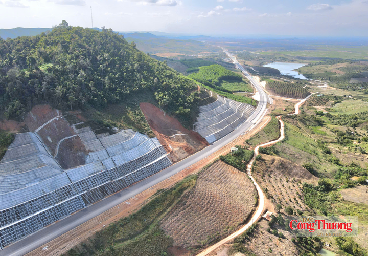 Đường cao tốc Khánh Hòa - Buôn Ma Thuột là một trong những dự án chậm tiến độ so với kế hoạch ban đầu.