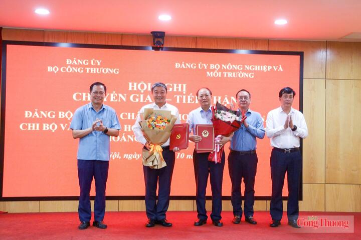 Các đại biểu nhận quyết định chuyển giao, tiếp nhận hai tổ chức cơ sở đảng. Ảnh: Minh Đức