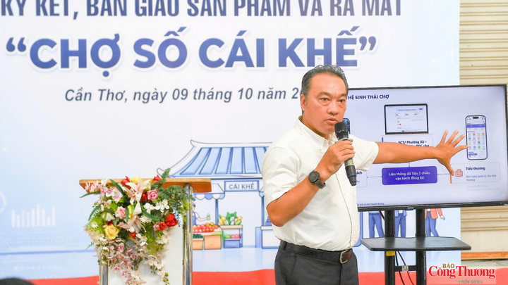 Ông Đặng Văn Huệ - Phó Giám đốc Công ty Sài Gòn Lab giới thiệu nền tảng Chợ số 247 và các tiện ích dành cho chợ.