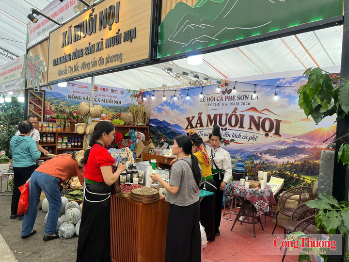 Gian hàng nông sản xã Muổi Nọi (tỉnh Sơn La) thu hút sự quan tâm của nhiều khách tham quan.