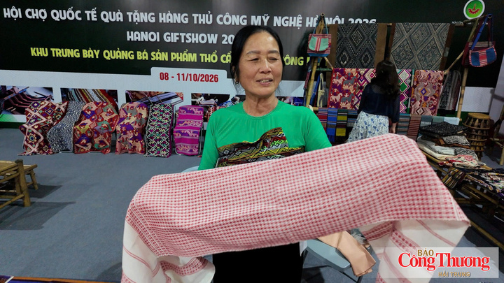 Bà Hà Thị Xuyến làm trưởng nhóm sản xuất thổ cẩm, bản Nhót, xã Mai Châu (tỉnh Phú Thọ).