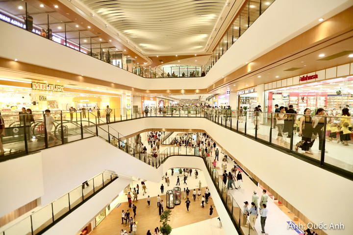 Trong sáng 15/10, AEON MALL Thanh Hóa mở cửa đón khách. Dự kiến khai trương vào ngày 18/10.