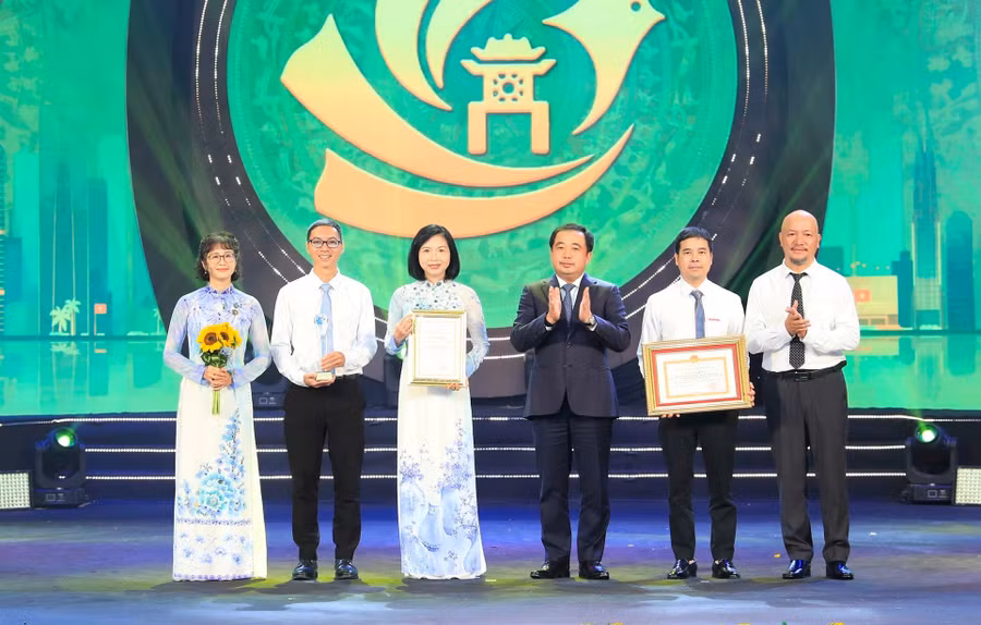 Trao giải đặc biệt cho nhóm tác giả thuộc Cơ quan Báo và Phát thanh - Truyền hình Hà Nội.