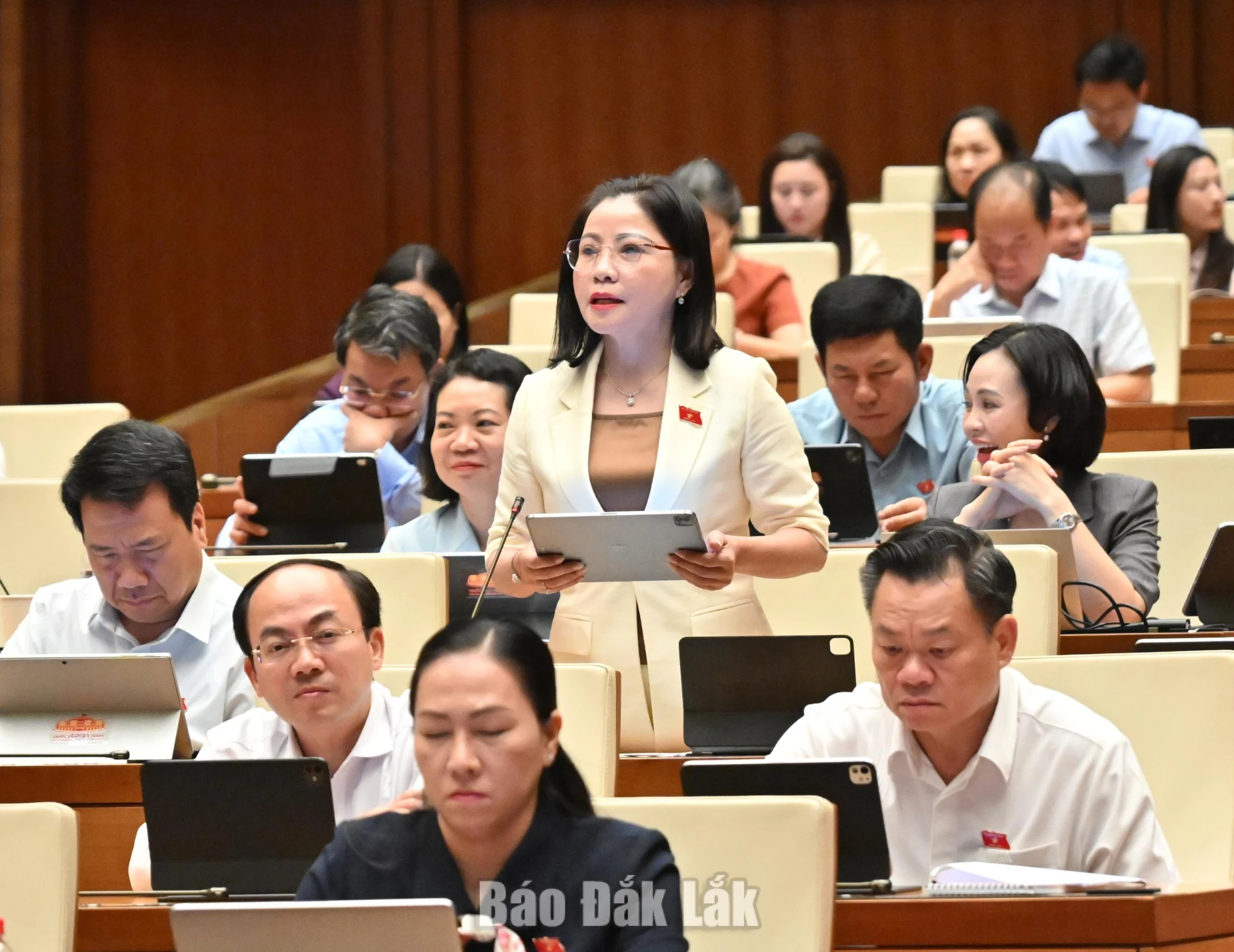 Phó Trưởng đoàn chuyên trách Đoàn ĐBQH tỉnh Nguyễn Thị Thu Nguyệt phát biểu thảo luận tại hội trường Quốc hội. Ảnh: Đoàn ĐBQH tỉnh cung cấp