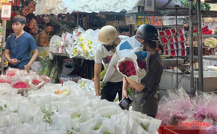 Cùng nhau lựa những bó hoa tươi trước dịp 20/10.