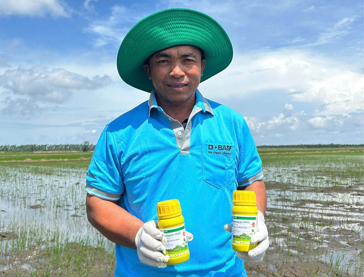 Ông Nguyễn Văn Đây, xã Ô Lâm, tỉnh An Giang, chia sẻ trải nghiệm sử dụng Basagran® 480SL trong quản lý cỏ trên ruộng lúa.