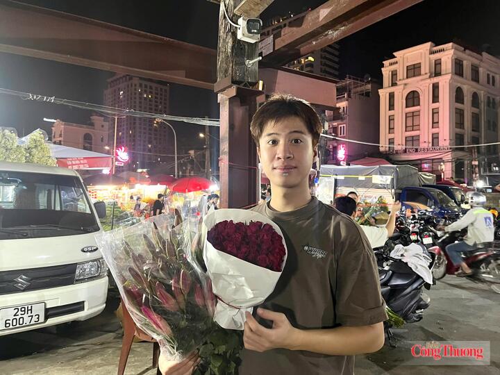 Anh Hà chủ động mua hoa sớm tại chợ Quảng An để tặng mẹ và người yêu.