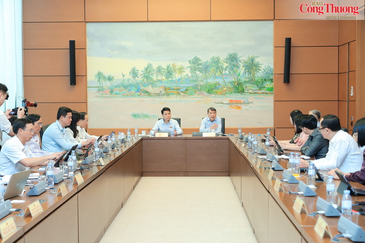 Toàn cảnh phiên thảo luận.