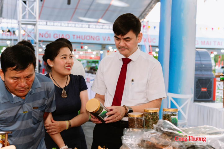 Bí thư Đảng ủy, Chủ tịch HĐND xã Nam Phước Cao Thanh Hải tham quan các gian hàng tại khu vực trưng bày, giới thiệu sản phẩm.