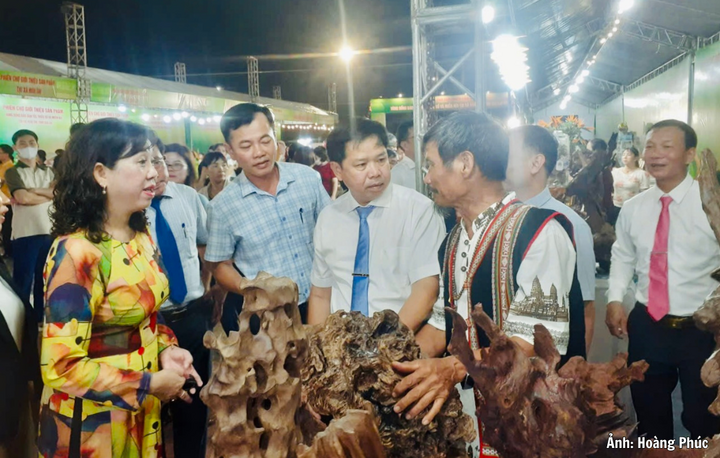 Các đại biểu tham quan gian hàng trưng bày tại phiên chợ.