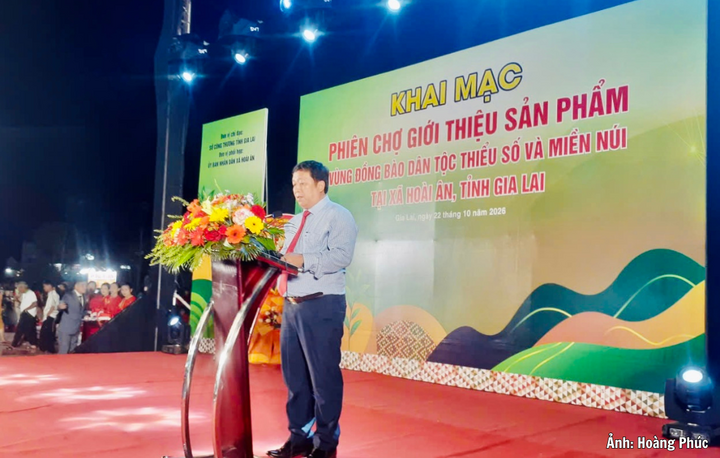 Lãnh đạo xã Hoài Ân phát biểu khai mạc Phiên chợ giới thiệu sản phẩm vùng đồng bào dân tộc thiểu số và miền núi năm 2026 tại xã Hoài Ân.