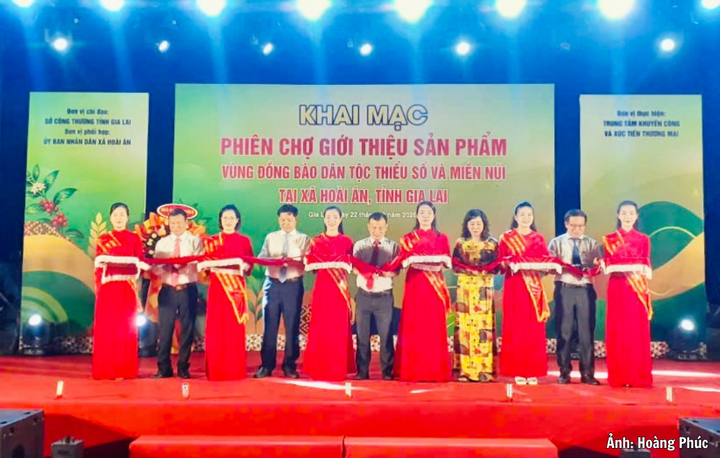 Các đại biểu cắt băng khai mạc Phiên chợ giới thiệu sản phẩm vùng đồng bào dân tộc thiểu số và miền núi năm 2026 tại xã Hoài Ân.