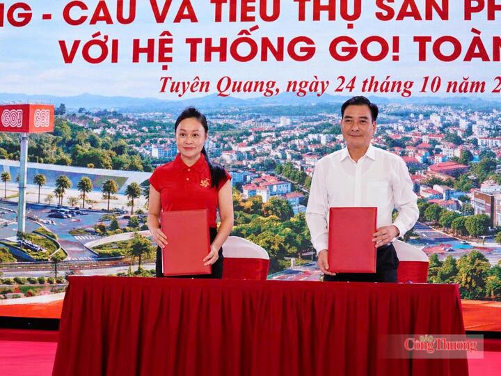 Ông Nguyễn Tiến Hưng, Phó Giám đốc Sở Công Thương tỉnh Tuyên Quang, cùng Ban Giám đốc hệ thống GO! ký kết biên bản ghi nhớ hợp tác. Ảnh: Minh Đức