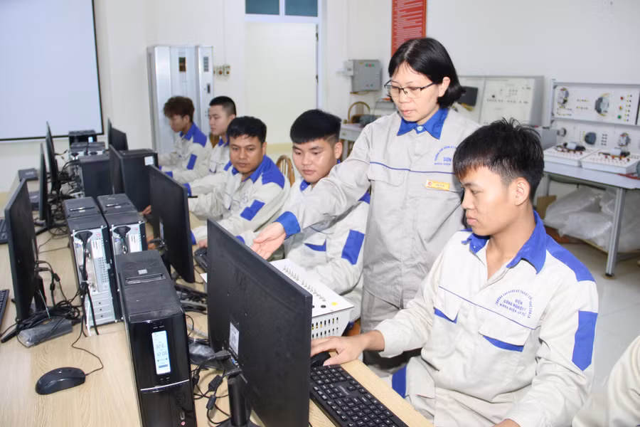 Giảng viên Trường Cao đẳng Kỹ thuật Công nghệ Sơn La đang hướng dẫn sinh viên trên máy tính.