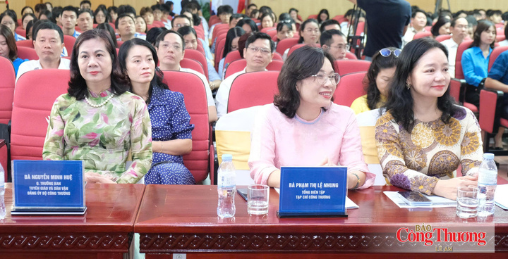 Đại biểu tham dự sự kiện.