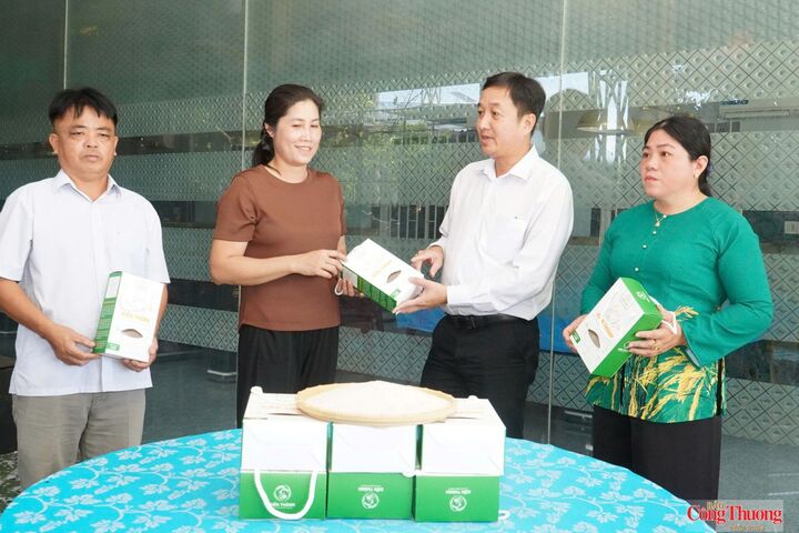 Ông Lê Hồng Việt, Chủ tịch UBND xã Vị Thanh 1, thăm các hợp tác xã, nắm bắt tình hình sản xuất, kinh doanh và định hướng phát triển kinh tế địa phương.