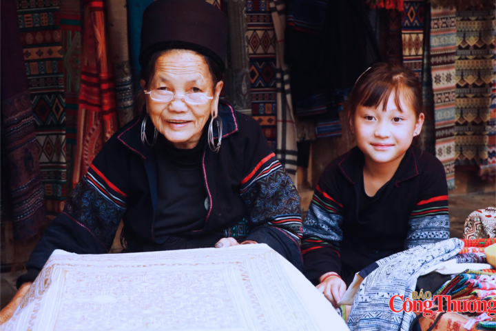 Người dân bản Cát Cát (Sapa) bảo tồn kỹ nghệ vẽ sáp ong và dệt vải thêu tay để hình thành chuỗi cung ứng du lịch trải nghiệm. Ảnh: Thanh Huyền