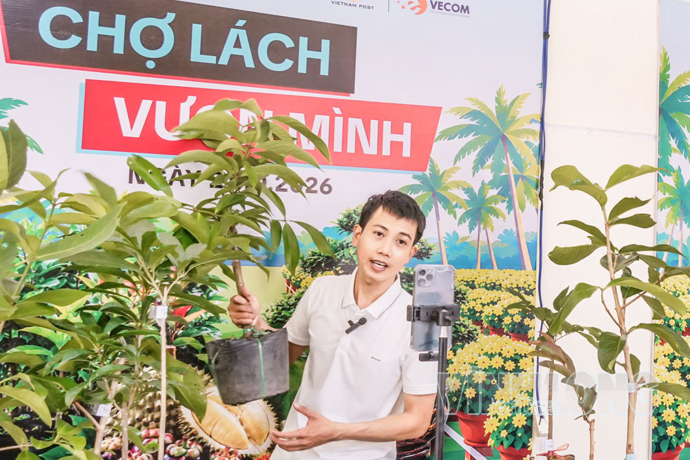 Nhà bán hàng tại xã Chợ Lách tham gia livestream “Cộng đồng Chợ Lách vươn mình” ngày 21/10. Ảnh: KIỀU DUYÊN
