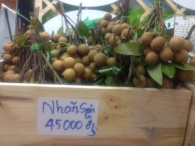 Nhãn chín muộn của Sơn La có giá 45.000 đồng/kg cũng không hút khách. Ảnh: Kiều Vui